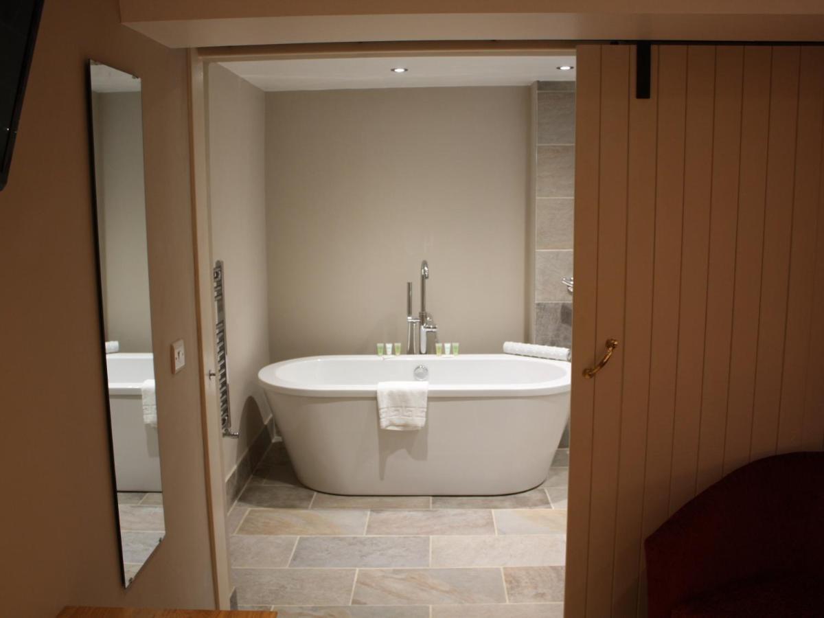 Отель The Lion At West Pennard Экстерьер фото A freestanding bathtub