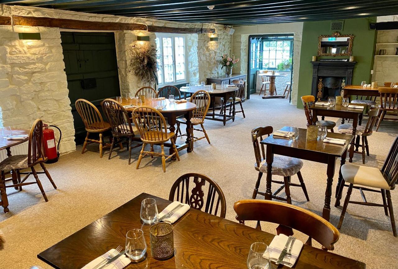 Отель The Lion At West Pennard Экстерьер фото The interior of the restaurant