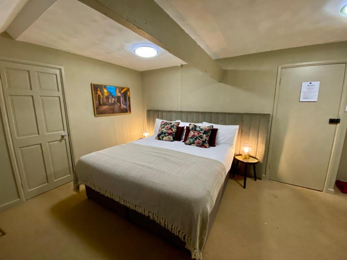 Отель The Lion At West Pennard Экстерьер фото A bedroom at the hotel
