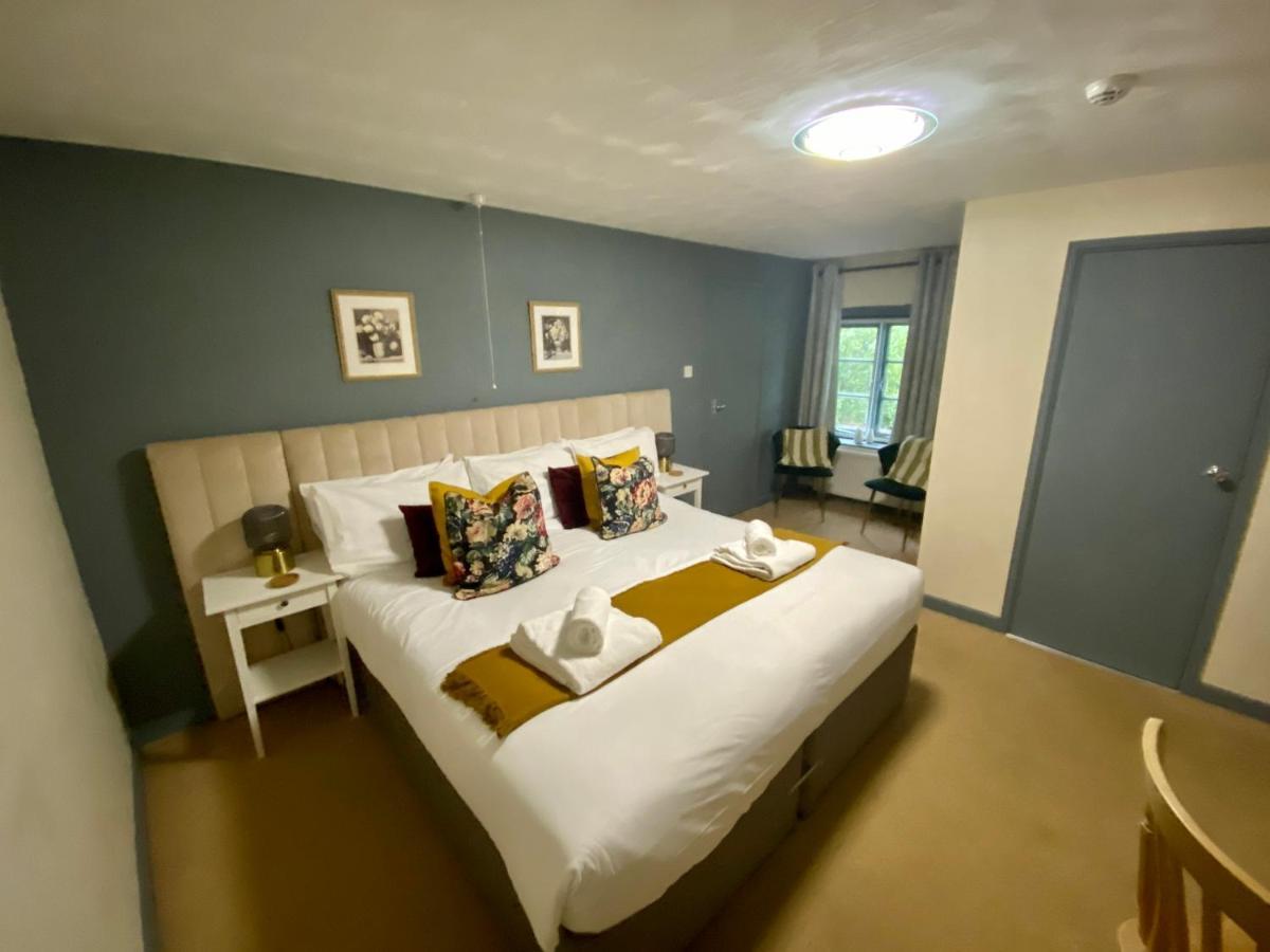 Отель The Lion At West Pennard Экстерьер фото A bedroom at the hotel