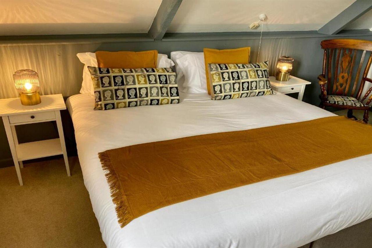 Отель The Lion At West Pennard Экстерьер фото A bed runner