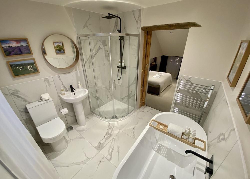 Отель The Lion At West Pennard Экстерьер фото Bathroom with shower enclosure