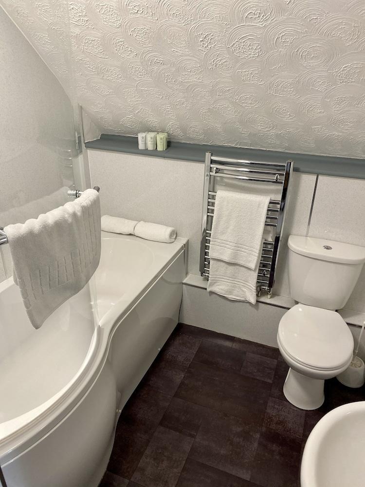 Отель The Lion At West Pennard Экстерьер фото A heated towel rail