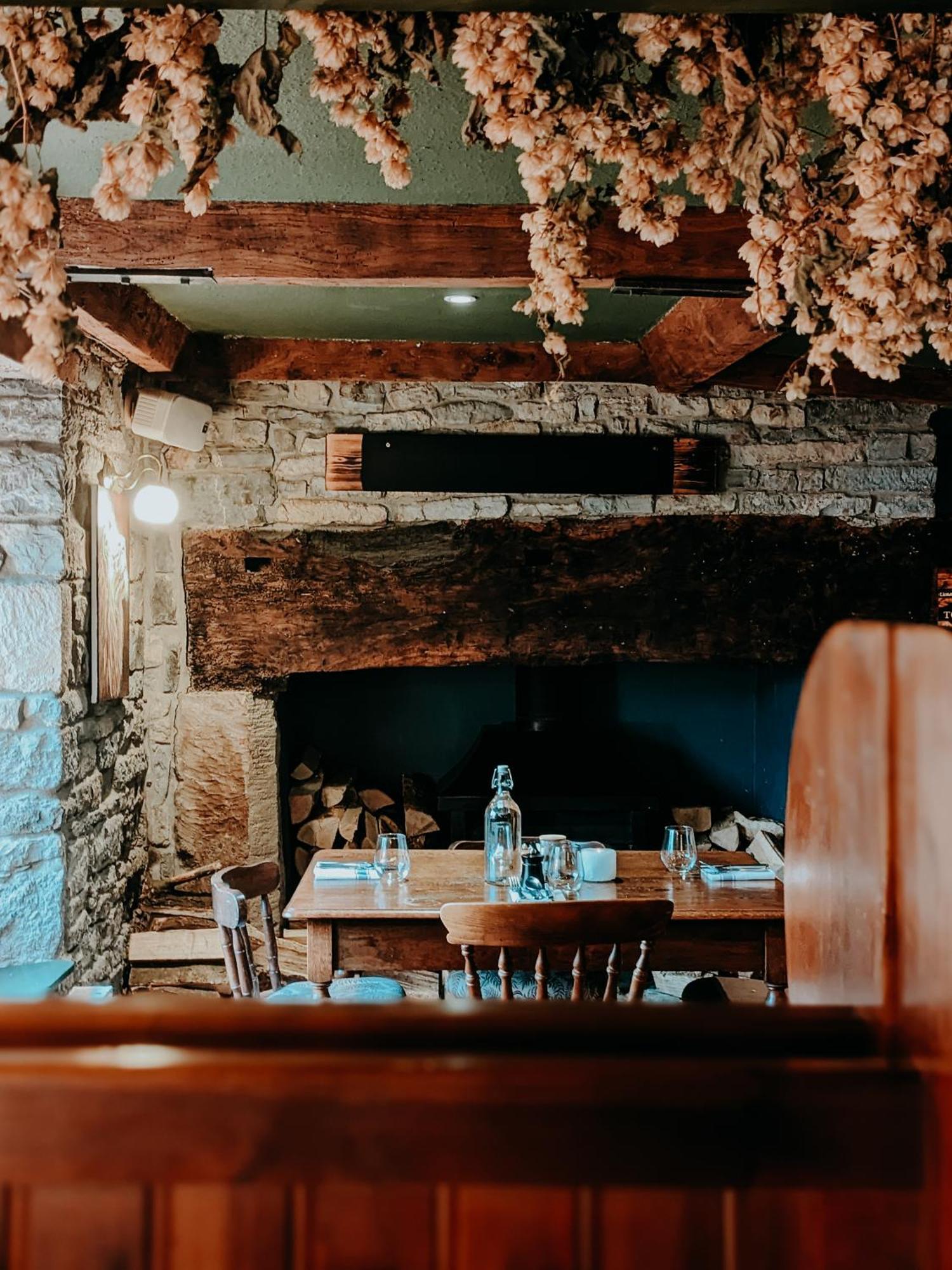 Отель The Lion At West Pennard Экстерьер фото The interior of the restaurant