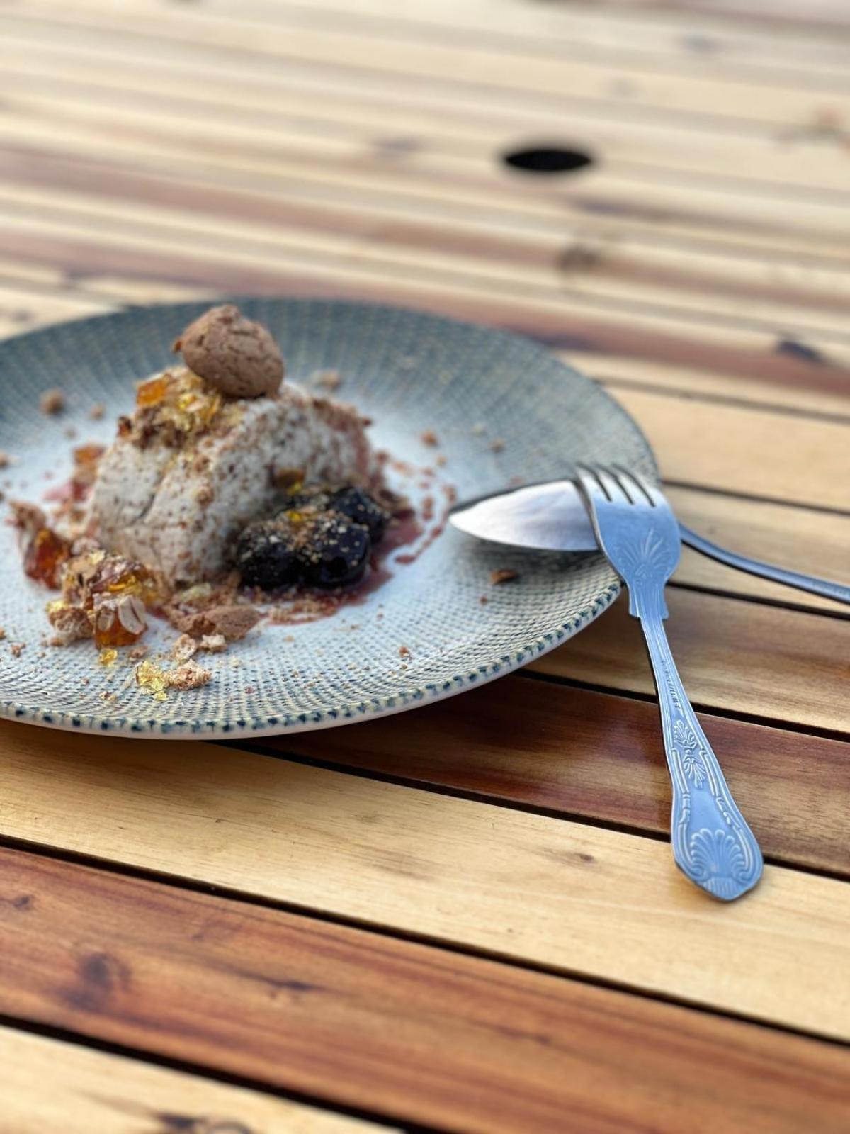 Отель The Lion At West Pennard Экстерьер фото A plate of the dessert