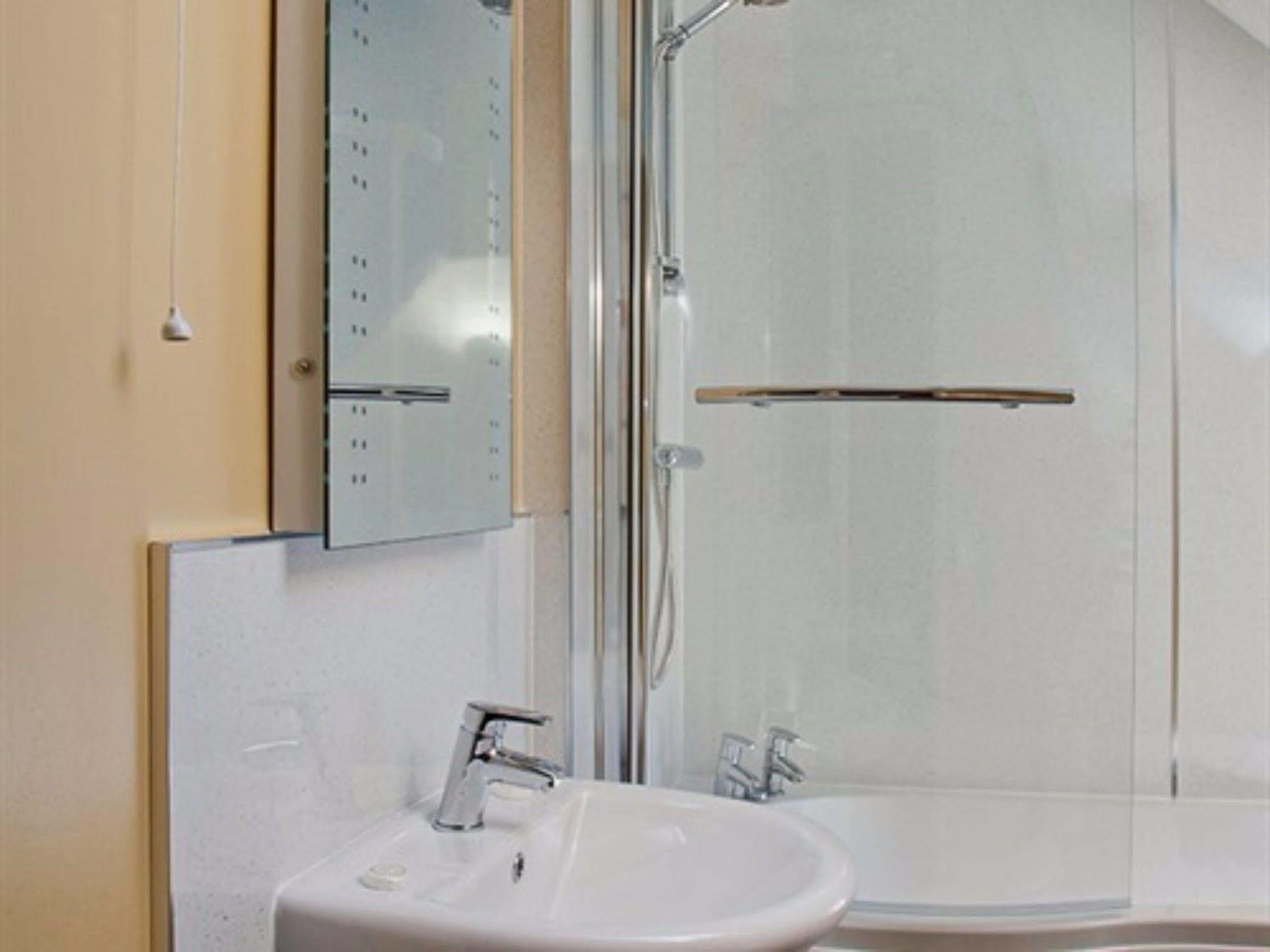 Отель The Lion At West Pennard Экстерьер фото A shower bath