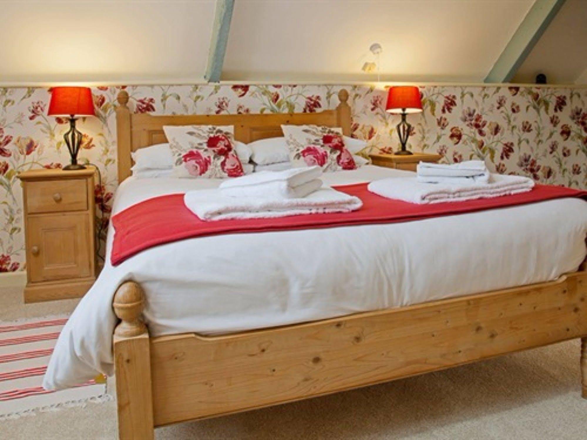 Отель The Lion At West Pennard Экстерьер фото The Rose Room