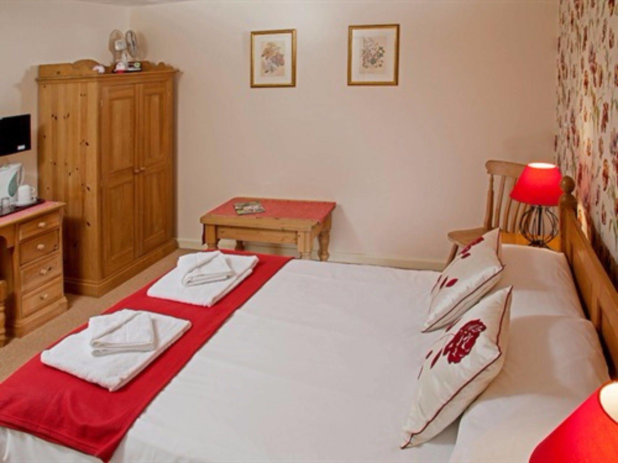 Отель The Lion At West Pennard Экстерьер фото A room at the hotel