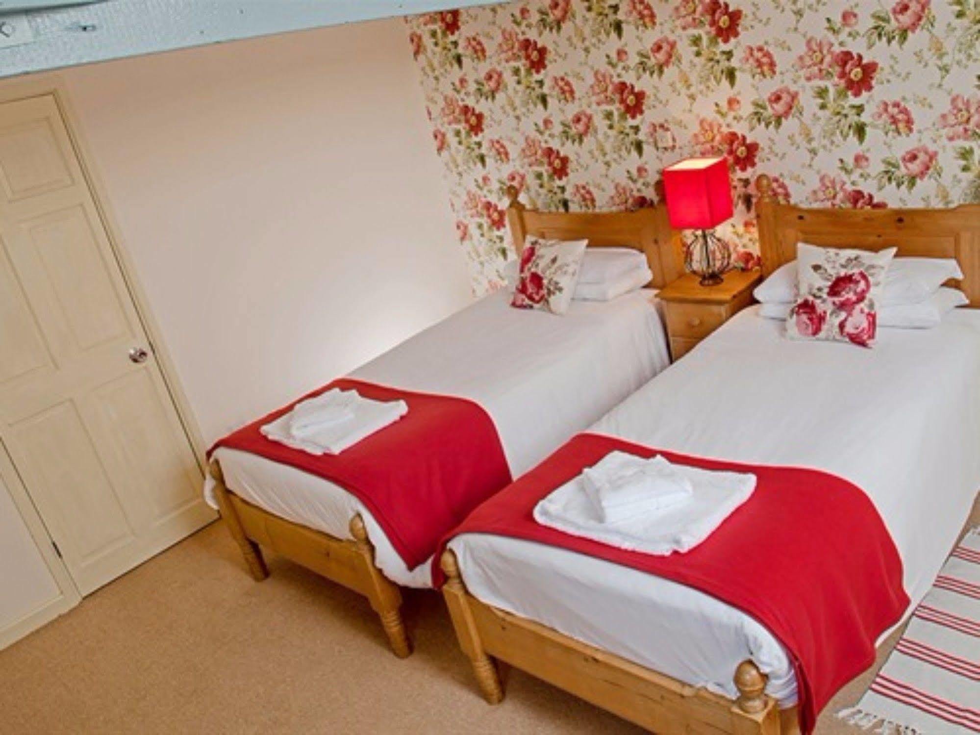 Отель The Lion At West Pennard Экстерьер фото A typical bedroom at the hotel